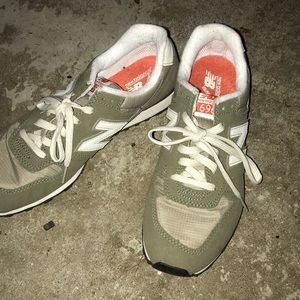 697 New balance sneakers in army green